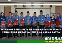 11 Tenaga Pendidik MAN 1 Kota Bengkulu Raih Penghargaan Satya Lencana Karya Satya