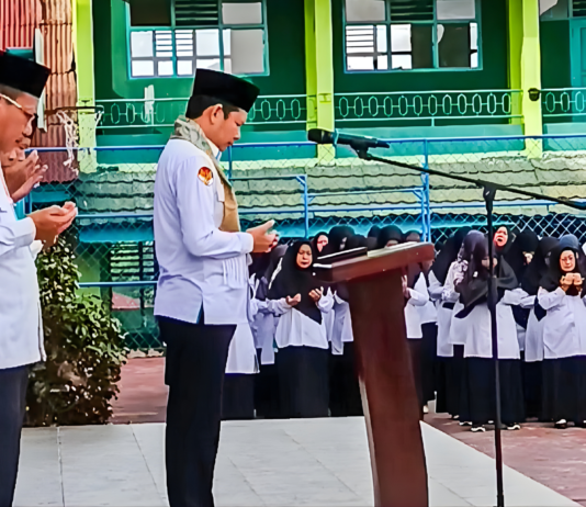 Kakanwil Kemenag Bengkulu Beri Motivasi dan Tekankan Adab dalam Upacara di MAN 1 Kota Bengkulu.