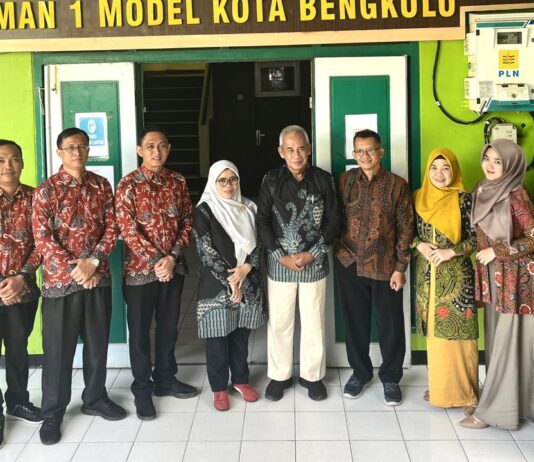 Sinergi Pendidikan dan Teknologi Dosen Pascasarjana UNIB Gelar Pengabdian Masyarakat di MAN 1 Kota Bengkulu