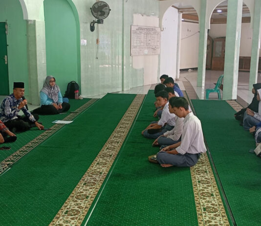 Wujud Kepedulian Sosial, MAN 1 Kota Bengkulu Salurkan Zakat Profesi Guru kepada 30 Siswa